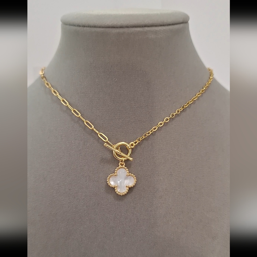 Mother Of Pearl Clover Pendant Necklace - Picture 2 of 4
